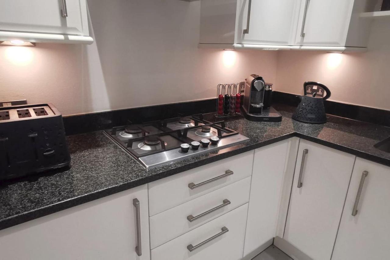 Perfectly Located 4 Storey Townhouse With 2 Parking Spaces In Central 해러게이트 외부 사진