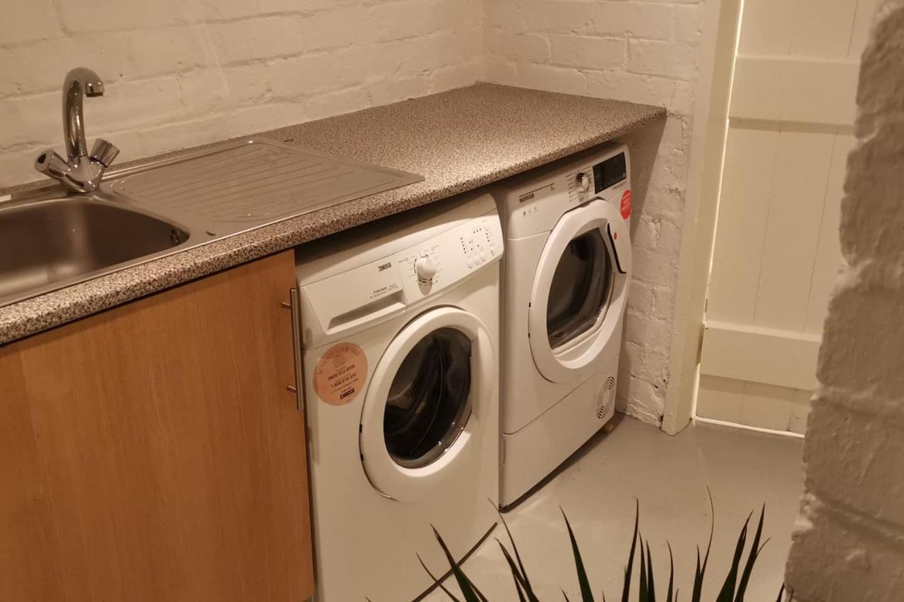 Perfectly Located 4 Storey Townhouse With 2 Parking Spaces In Central 해러게이트 외부 사진