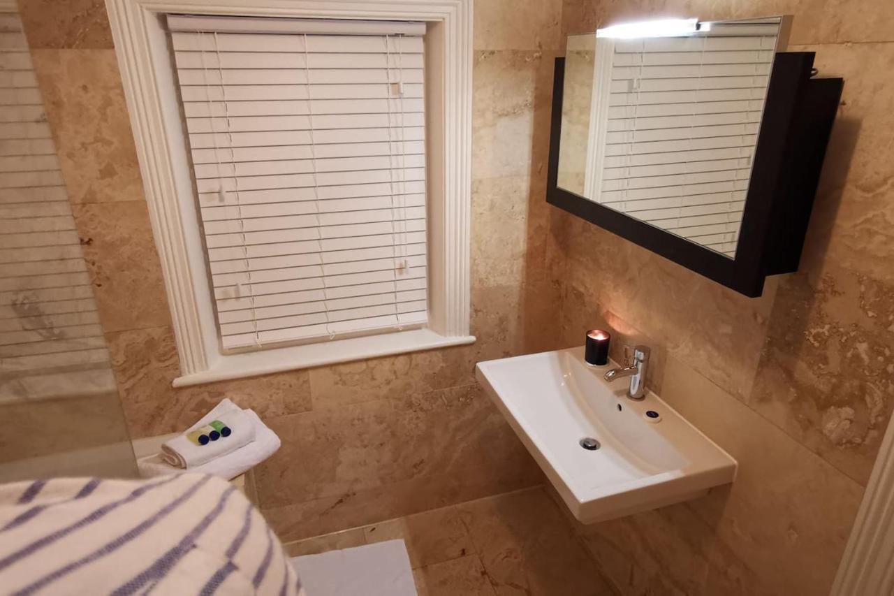 Perfectly Located 4 Storey Townhouse With 2 Parking Spaces In Central 해러게이트 외부 사진