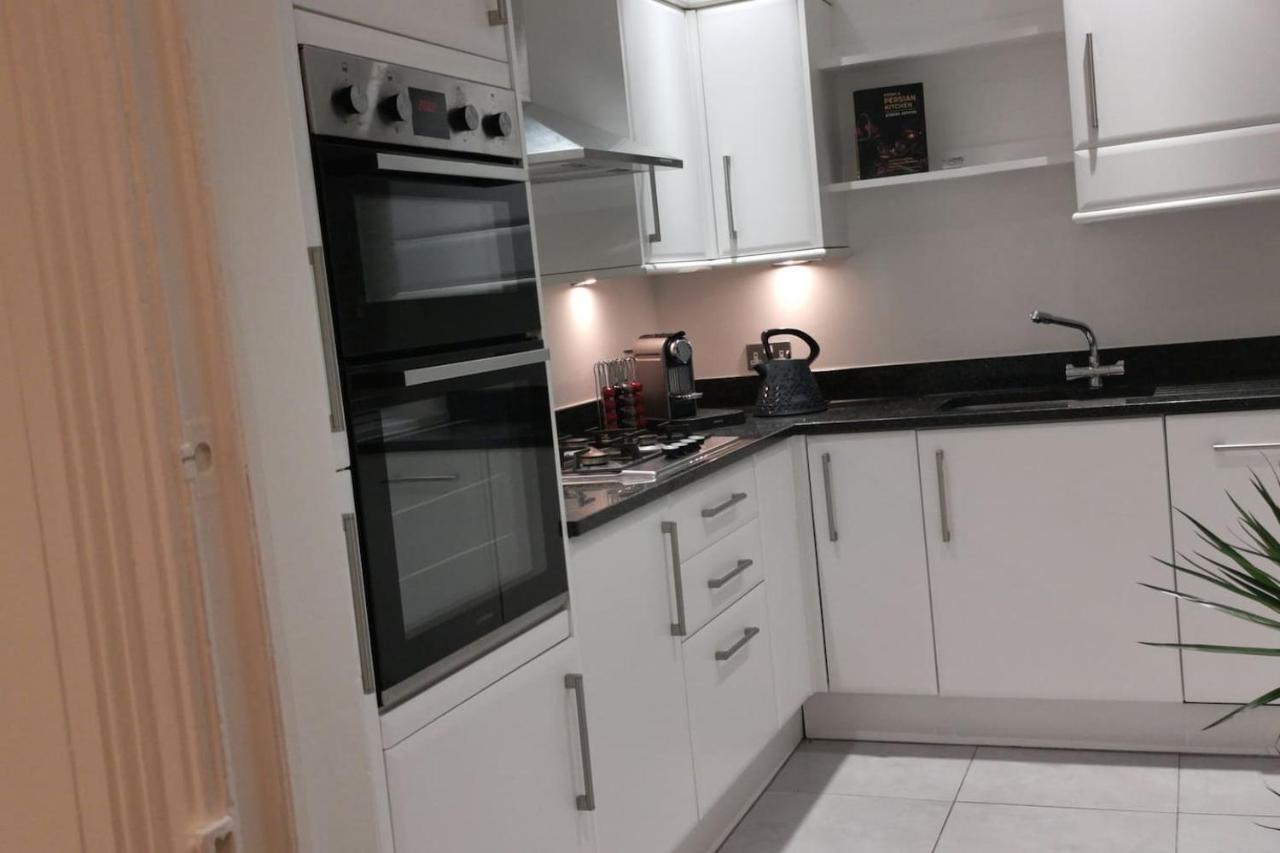 Perfectly Located 4 Storey Townhouse With 2 Parking Spaces In Central 해러게이트 외부 사진