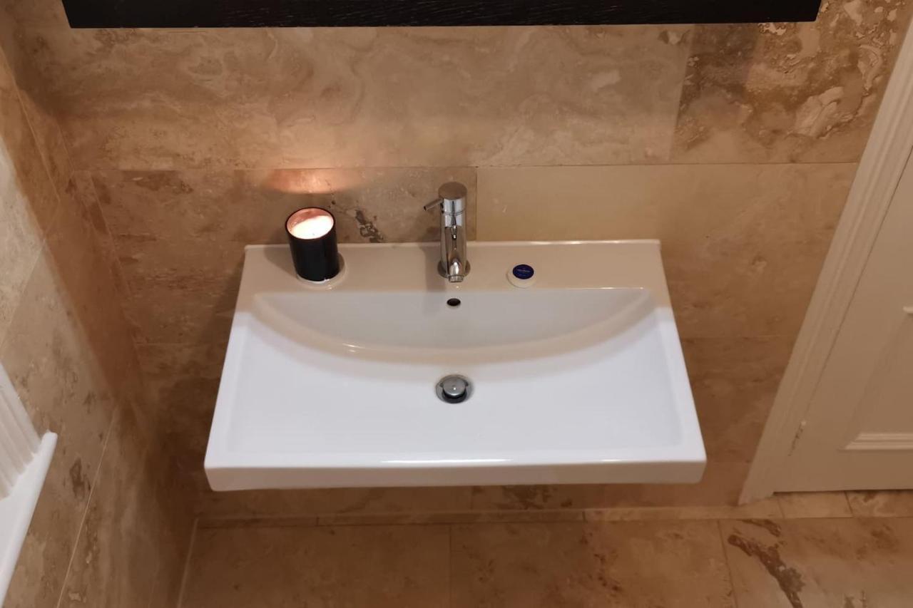 Perfectly Located 4 Storey Townhouse With 2 Parking Spaces In Central 해러게이트 외부 사진